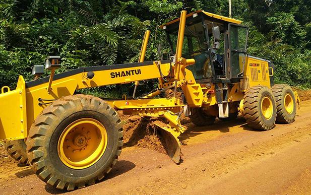 sg163平地機東南亞某伐木場道路施工