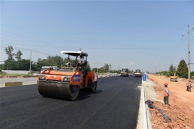 新洲陽大公路工程開始攤鋪瀝青,年底可達到主線通車目標(biāo)