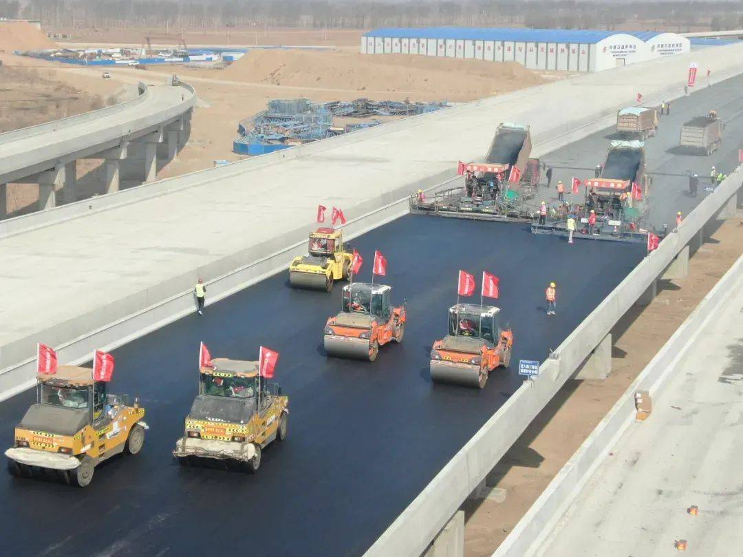 s43 呼和浩特新機場高速公路項目開展瀝青路面攤鋪作業(yè)
