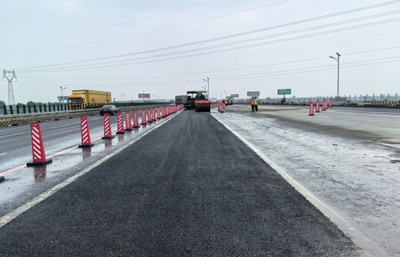 中鐵四局京哈高速9標連夜完成路面應(yīng)急搶修工程